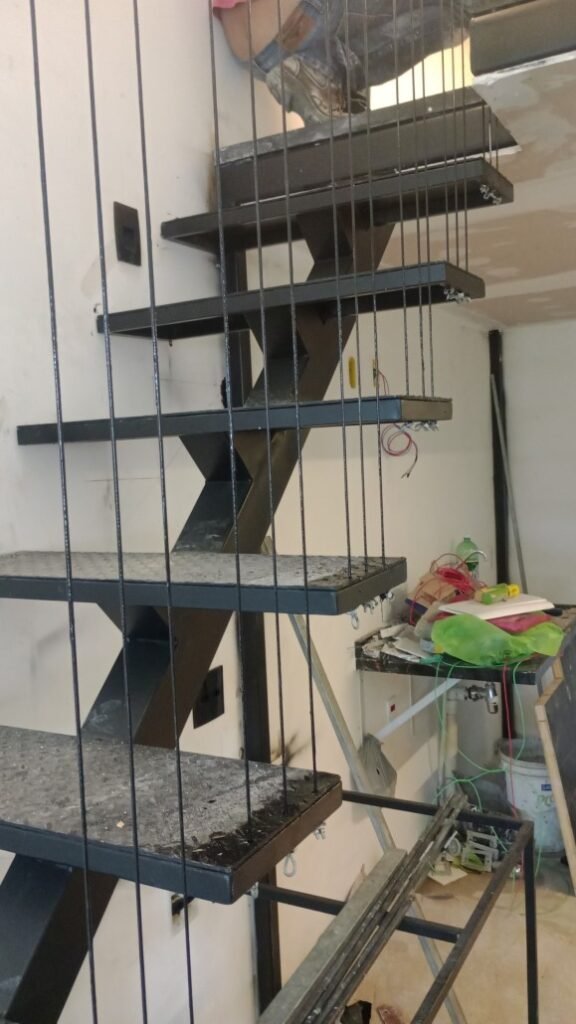 Escadas com detalhes em ferro e cabo de aço