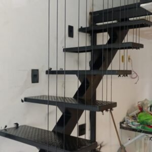 Escadas com detalhes em ferro e cabo de aço
