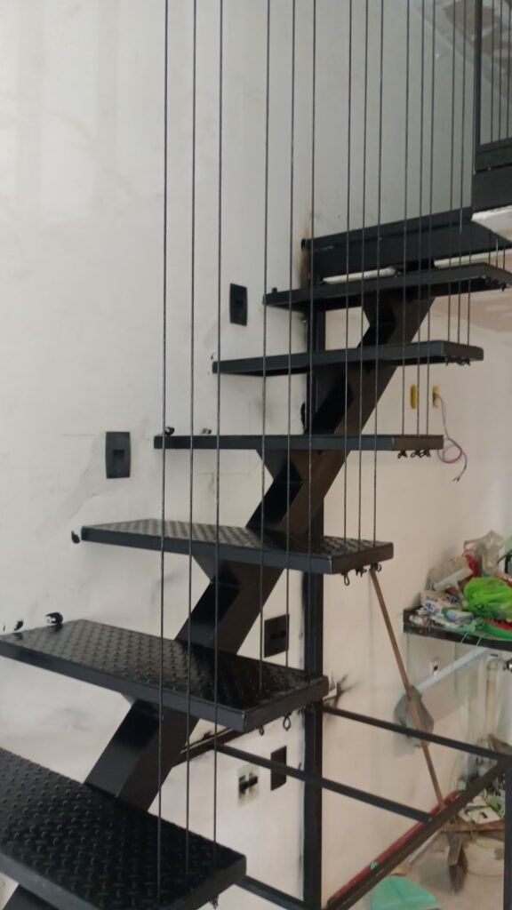 Escadas com detalhes em ferro e cabo de aço