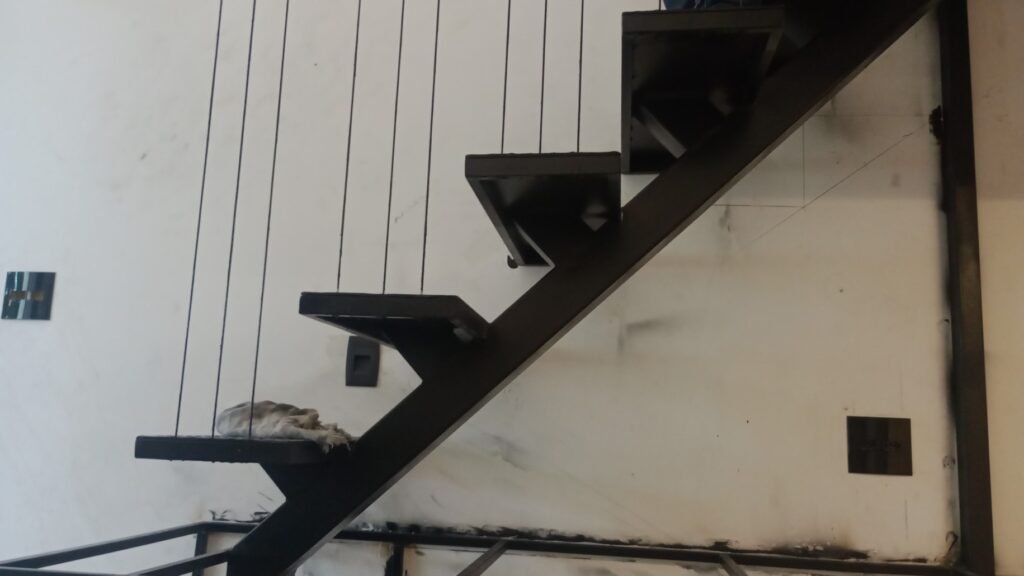 Escadas com detalhes em ferro e cabo de aço