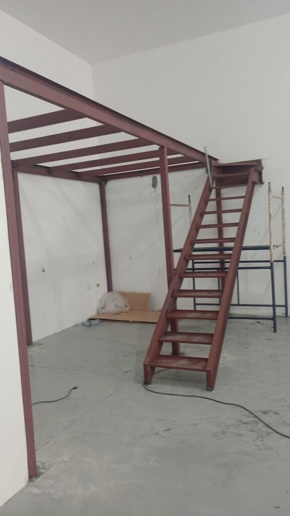 Escadas industrial com mesanino de viga U de 6″”