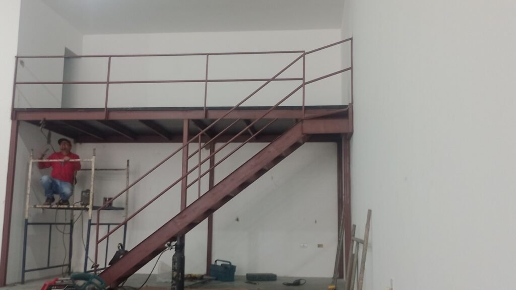 Escadas industrial com mesanino de viga U de 6″”