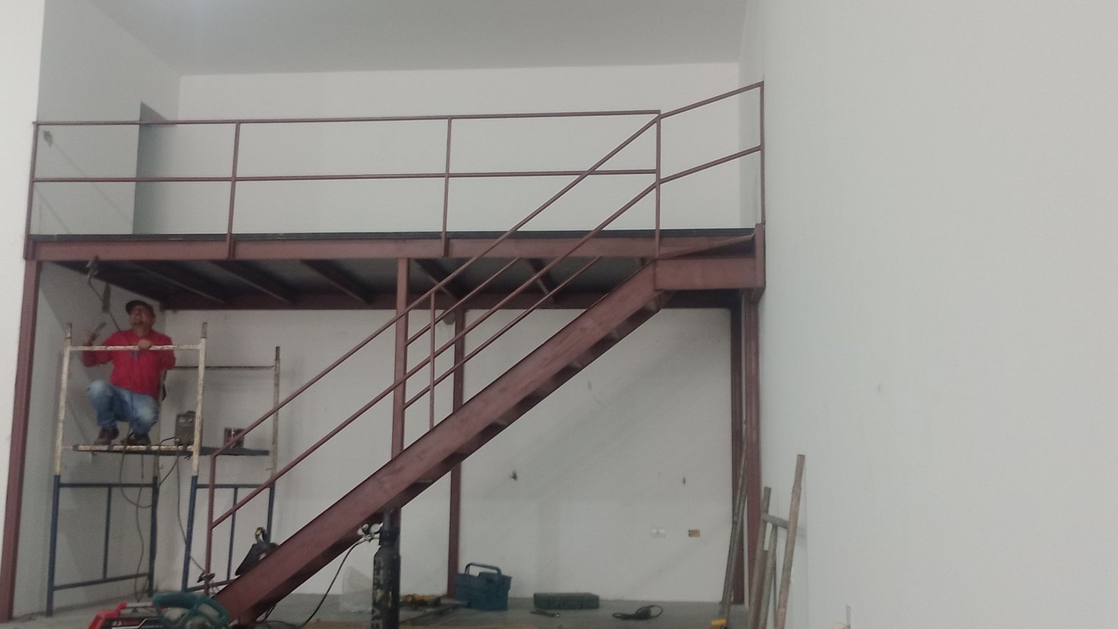 Escadas industrial com mesanino de viga U de 6″”